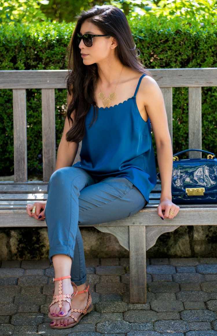 Skombinujte modrý saténový top a krátke capri nohavice Módne trendy 2015 outfit modré top športové nohavice platformové topánky