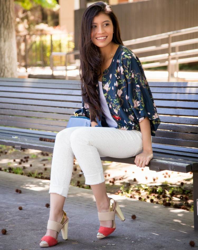 Jarný outfit - biele capri nohavice a tmavá blúzka Módne trendy 2015 biele capri nohavice dámska vesta kvetinový vzor modrý outfit