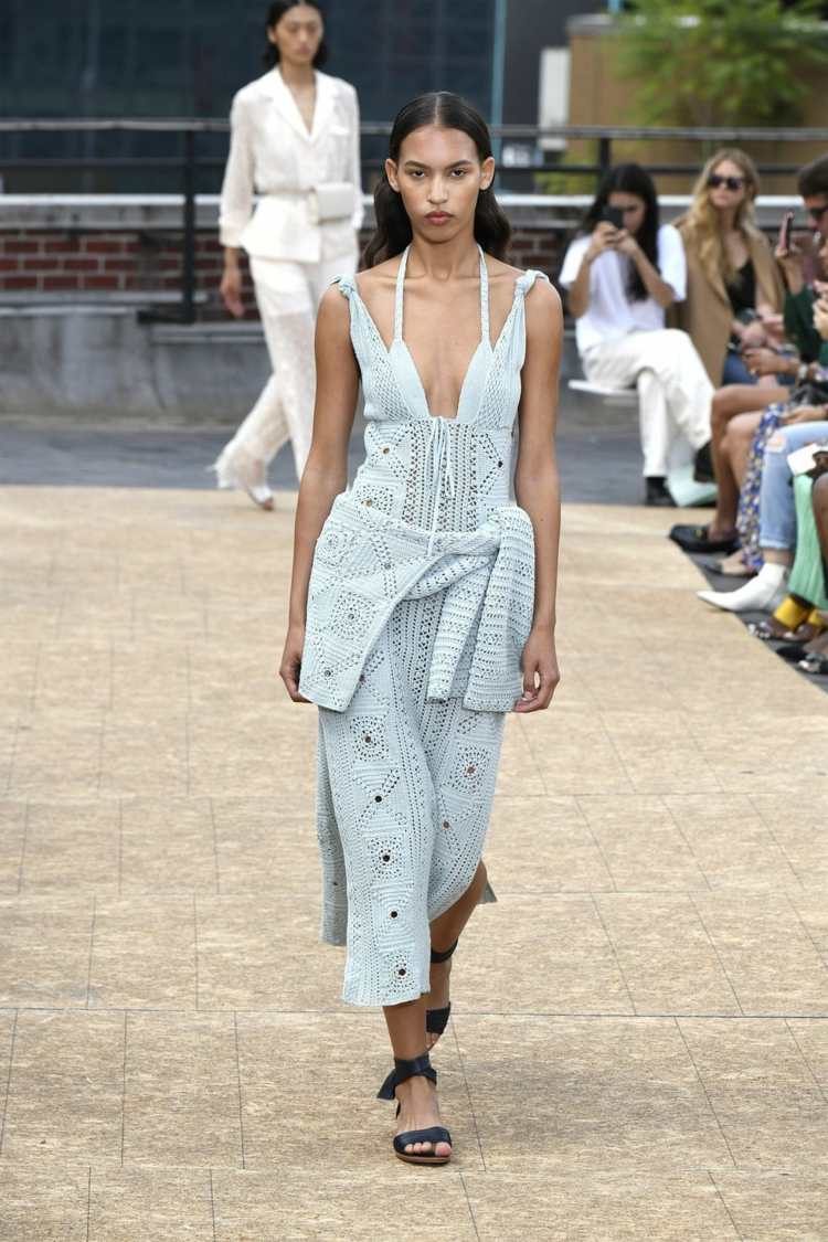 Háčkované šaty kombinujú módne trendy 2020