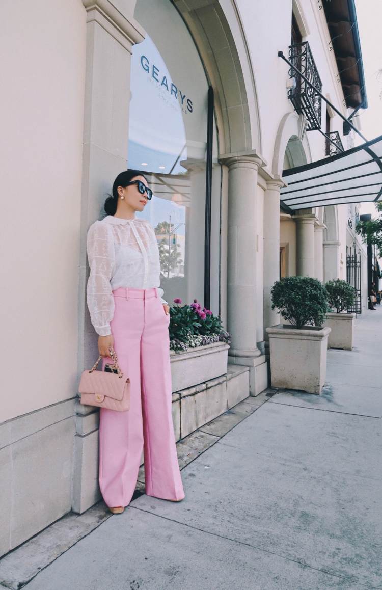 Košeľová blúzka s nafúknutými rukávmi kombinuje nohavice oblečené v zime