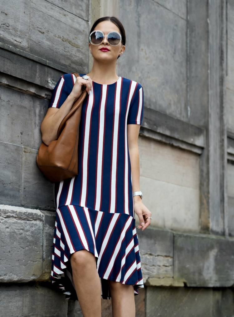 pruhované úpletové šaty k zimným koženým taškám módne trendy