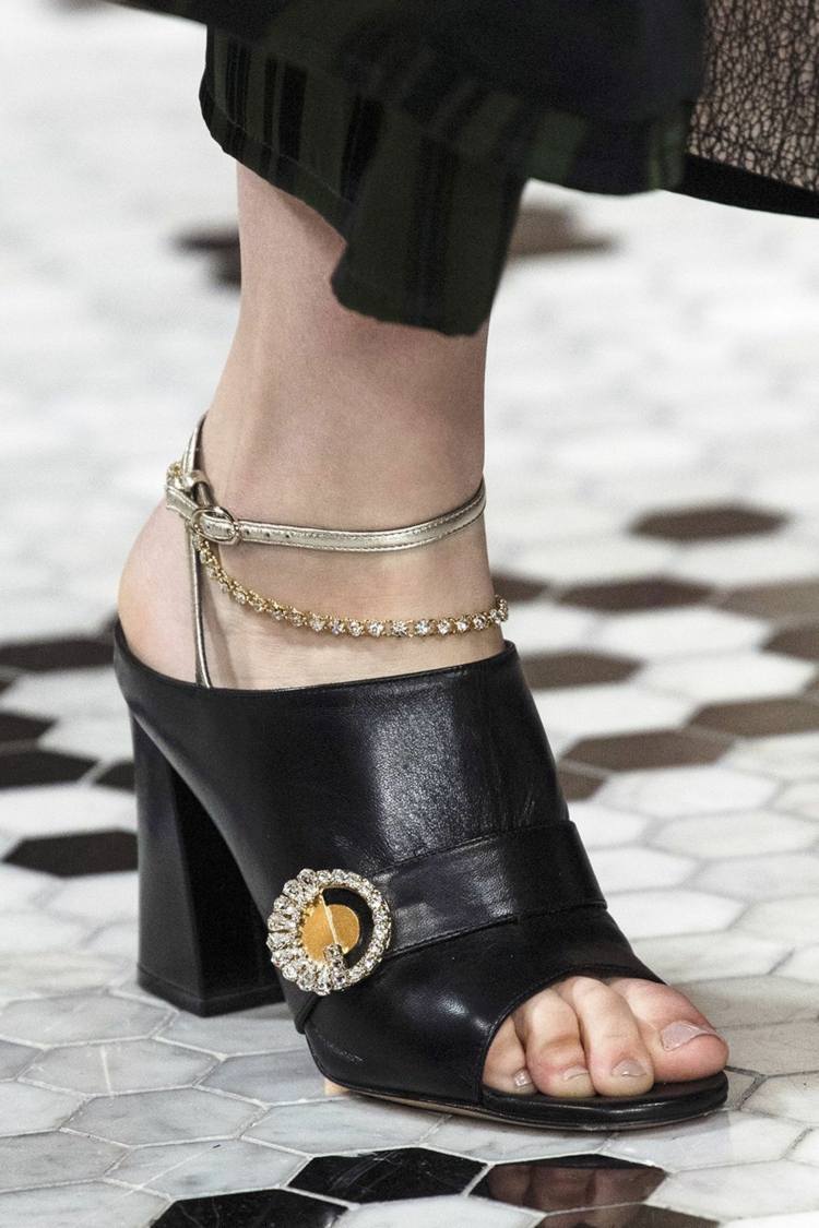 Mules kombinujú trendy v obuvi jar-leto 2020