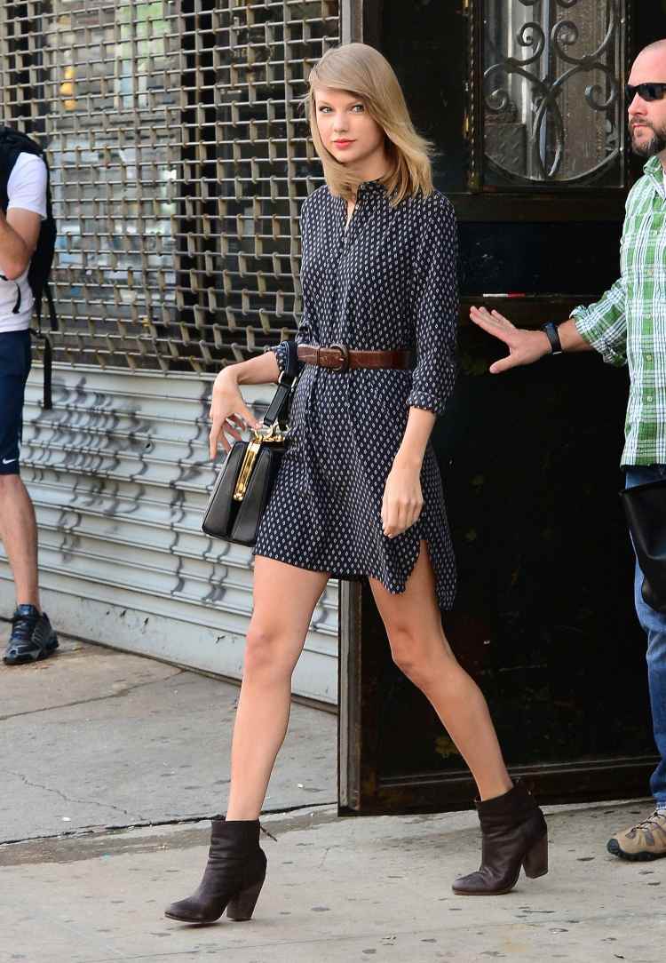 Taylor Swift nosí tmavomodré košeľové šaty Módne trendy na jar 2015 košeľa-šaty-taylor-swift