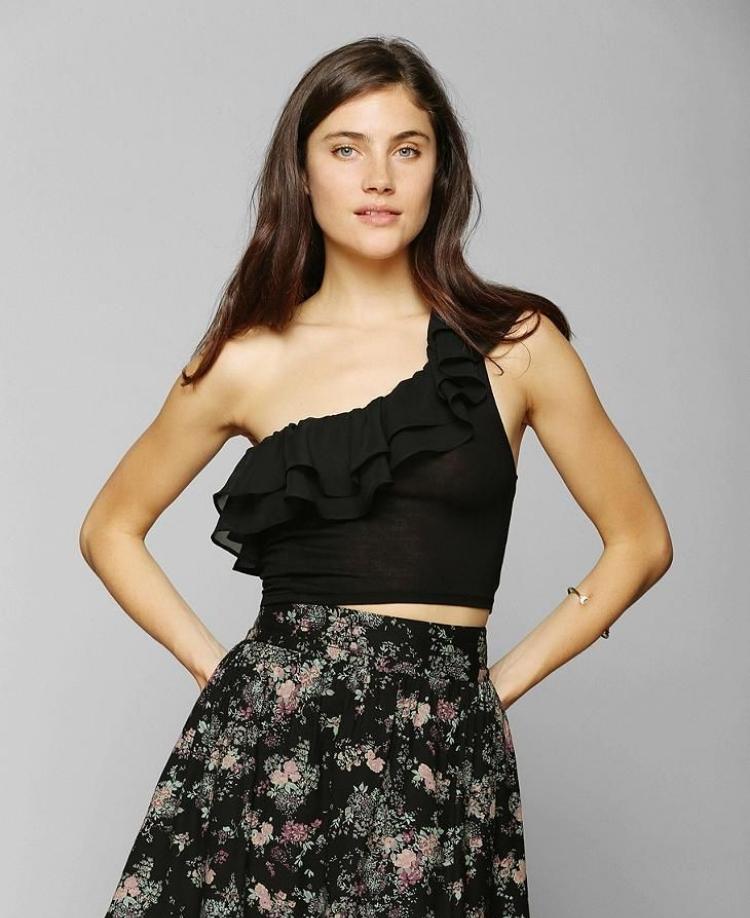 krátky top na jedno rameno s volánmi v čiernej farbe módne trendy-jar-2015-top na jedno rameno