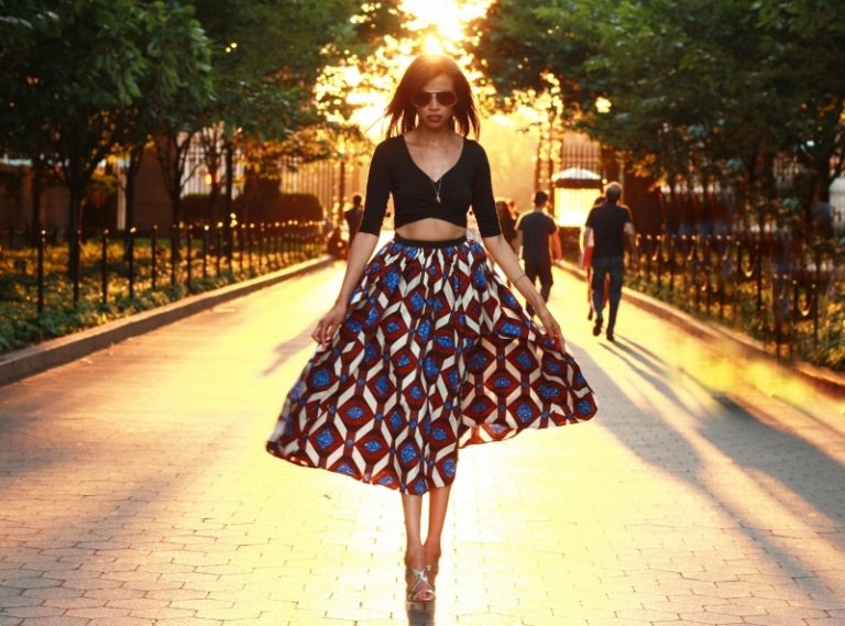 Letné outfity so širokou sukňou Módne trendy-leto-2015-crop-blúzka-sukňa-vzor