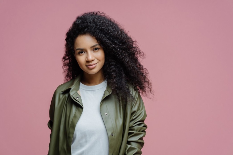 Módne trendy jesennej koženej košeľovej blúzky