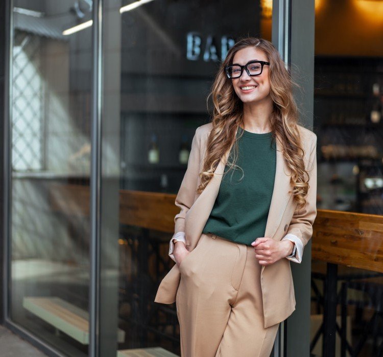 Neskoré letné módne trendy pre ženy v oblekoch nadmerných veľkostí