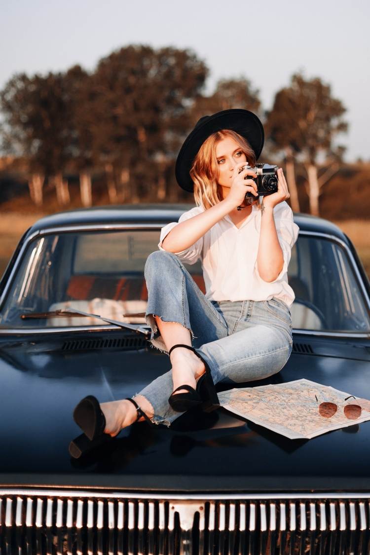 Módne trendy pre neskoré letné a jesenné nosenie a štýlové rifle