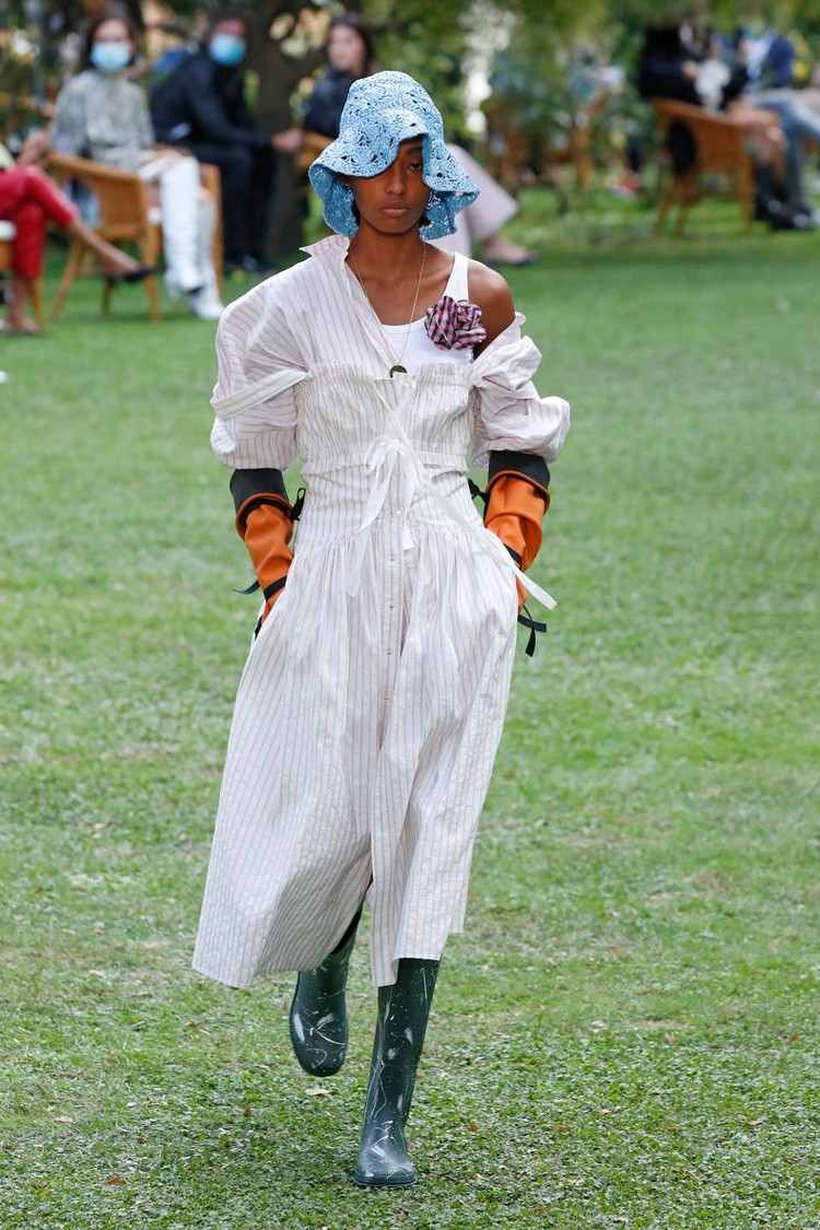 Trend vrstvenia vzhľadu Milánsky týždeň módy jar leto 2021