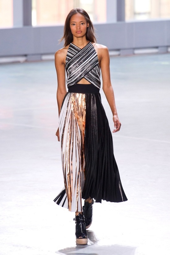 Módne trendy jar-leto 2014 sukňa po zem elegantná Sukňa 2014 po podlahu elegantne nariasená v kontrastných farbách