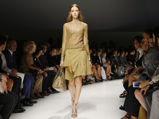 Módne trendy jar-leto 2014 prízvuk skladané textílie Módne trendy akcent plisované látky vzor žltá kolekcia