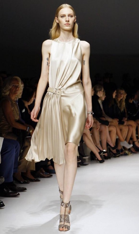 Módne trendy 2014 metalická poznámka skladaná asymetrická línia Módne trendy jar-leto 2014 metalíza nariasená