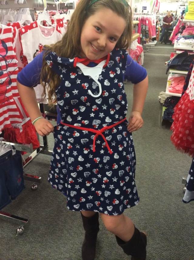 Námorné farby sú obzvlášť trendy v lete vtipné-foto-dievča-obchodné-šaty