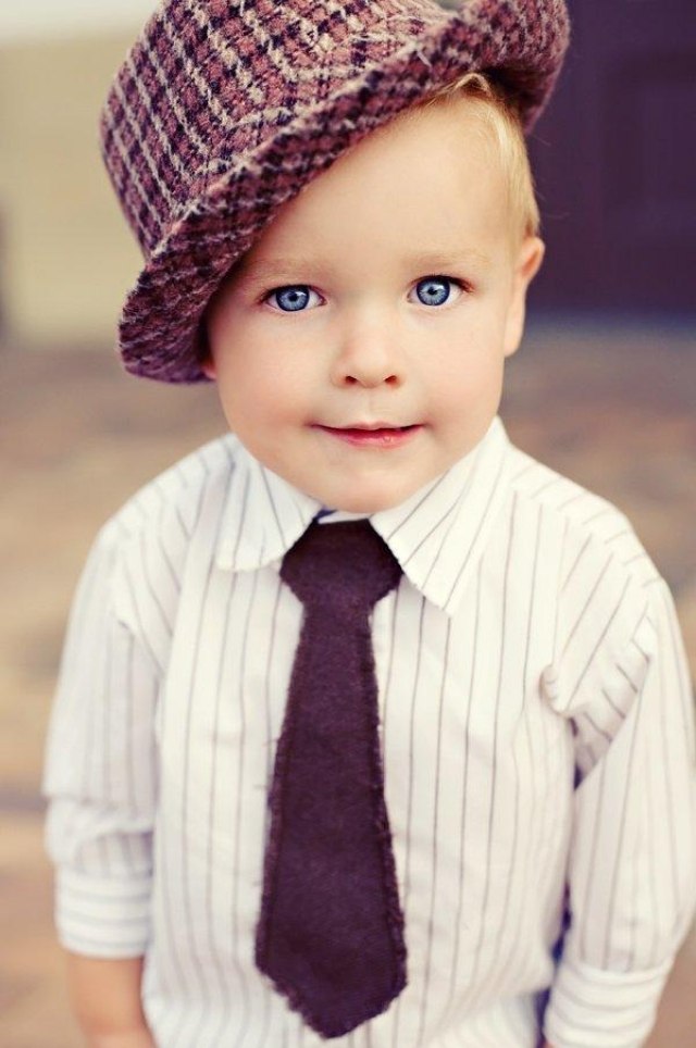 Kravata sa dobre kombinuje s košeľou kravata-klobúk-chlapec-nápad-malý-outfit