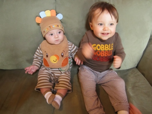 Detské oblečenie v hnedej a bielej farbe deti-outfity-nápady-móda-malý-dizajn