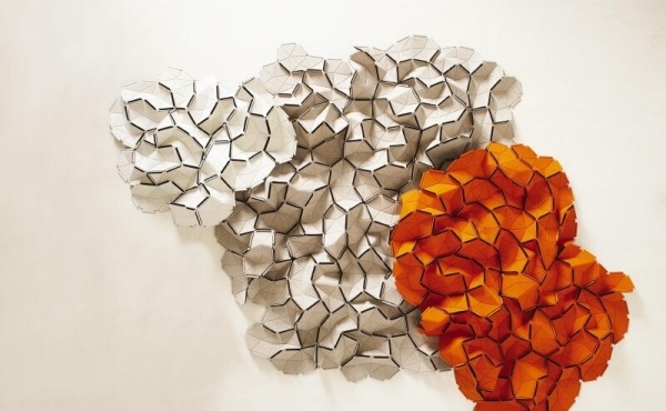 Tkanina na dekoráciu stien v oblakoch bielo-oranžovo-tempový vzor