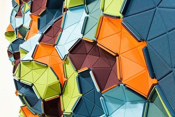 Flexibilné dlaždice so vzorom-nápady na farebné dekorácie stien