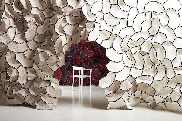 Biela stolička s oddeľovacím prvkom na stenu