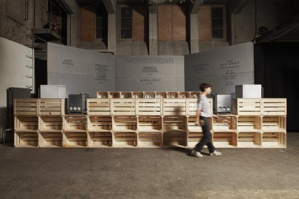 Nábytok vyrobený z drevených paliet je vyrobený modulárne Nábytok vyrobený z europaliet má modulárny koncept