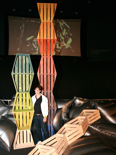 výstava farebných paletových veží sibylle stöckli v Ženeve sibylle stöckli farebné paletové veže modulárne police