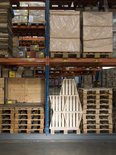 Nábytkové drevené palety policový systém sybille stöckli design Nábytok vyrobený z europaliet policový systém dizajn sybille stöckli