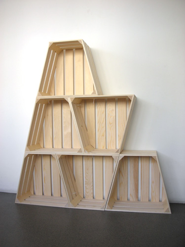 Nábytkové europalety police drevené palety maľovanie v trapézovom tvare Nábytok vyrobený z europalet, poličky na farby na drevených paletách