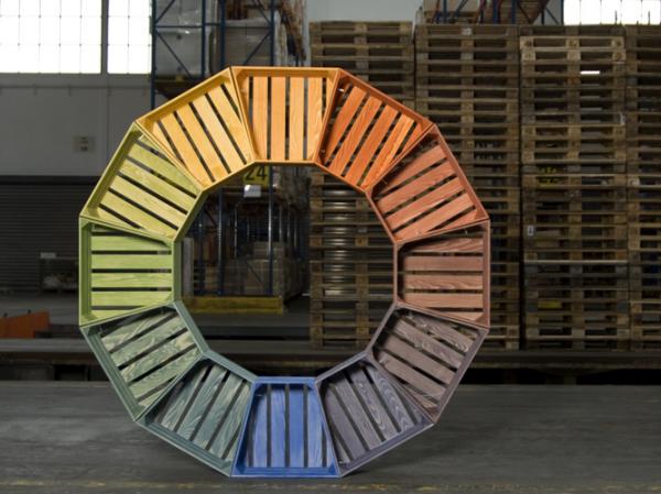 Nábytok vyrobený z europalet, kombinujúci modulárne jednotky, maľovanie Nábytkové europalety, modulárne jednotky, kombinujú maľovanie