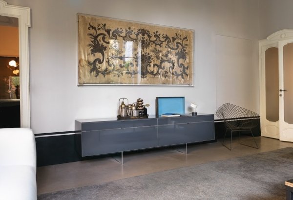 príborník sivá, vysoký lesk, predná strana, úchytka