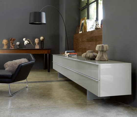 modulárne policové bočnice s bielymi sklopnými člami