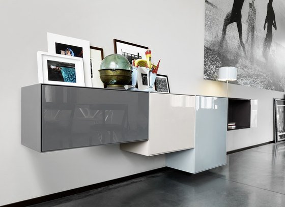 modulárne policové bočnice, vysoko lesklé čelá, matný rám