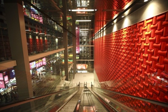 Nápad na dekoráciu červenej steny Modulové nástenné systémy