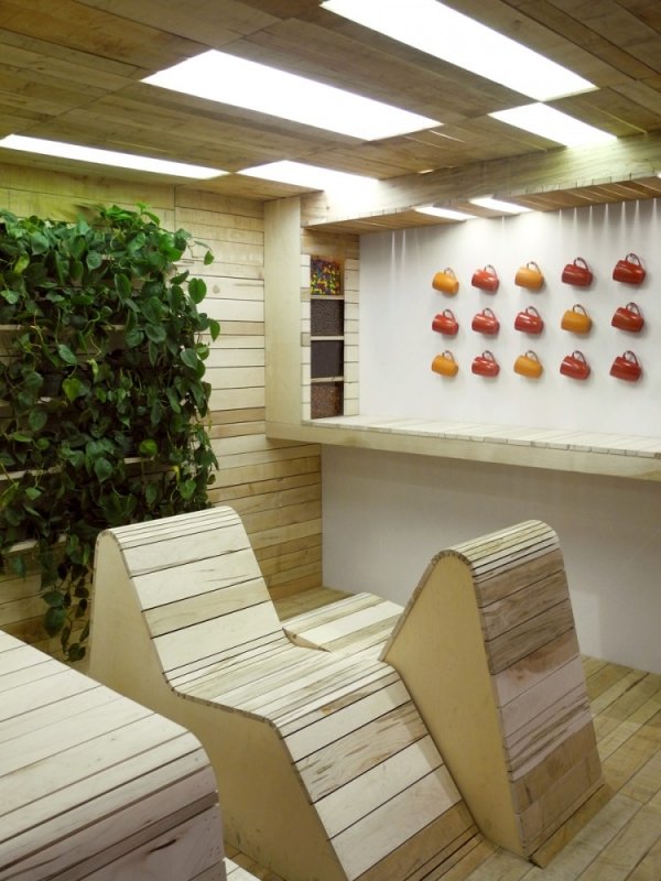 stena hrnčekov do kancelárie modulárne jednotky vyrobené z dreva v stene kancelárskych hrnčekov