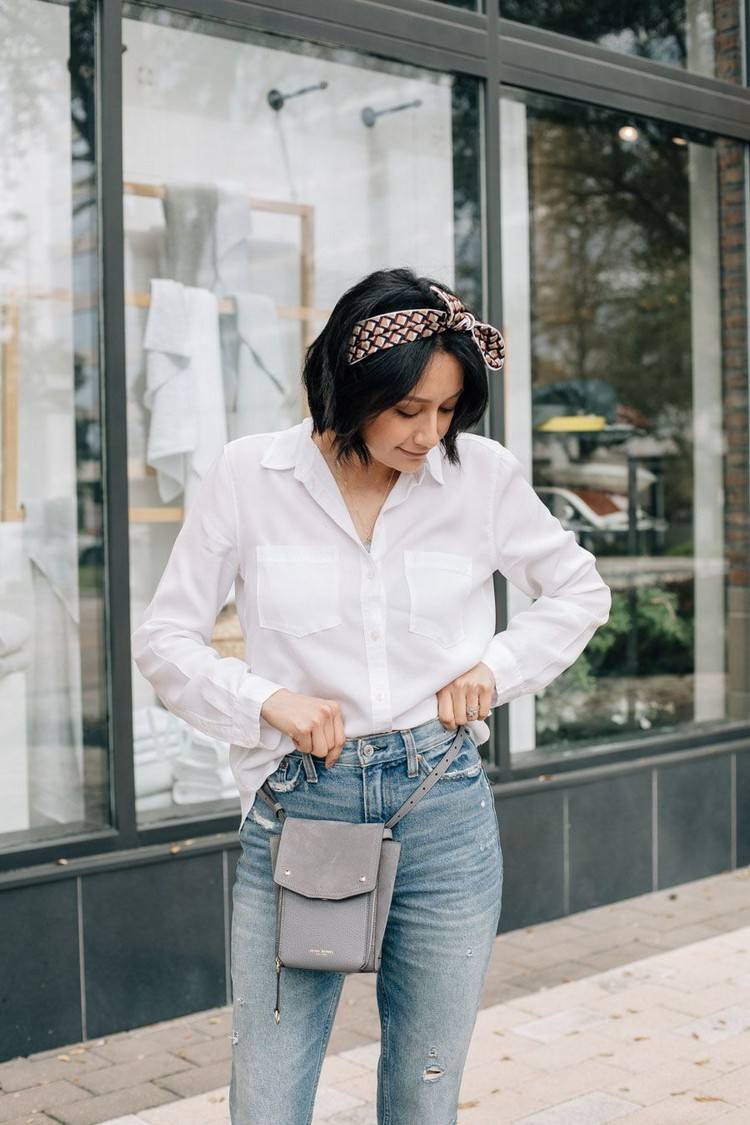 Džínsy pre mamu kombinujú letné oblečenie pre ženy s bielou košeľou