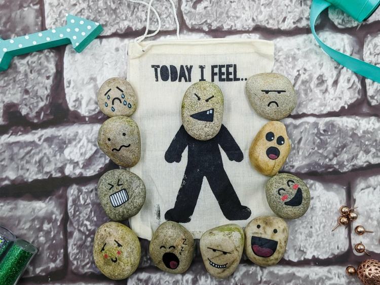 Nápad na rozprávkové kamene pre deti - namaľte muža na látku a rôzne nálady na kamene