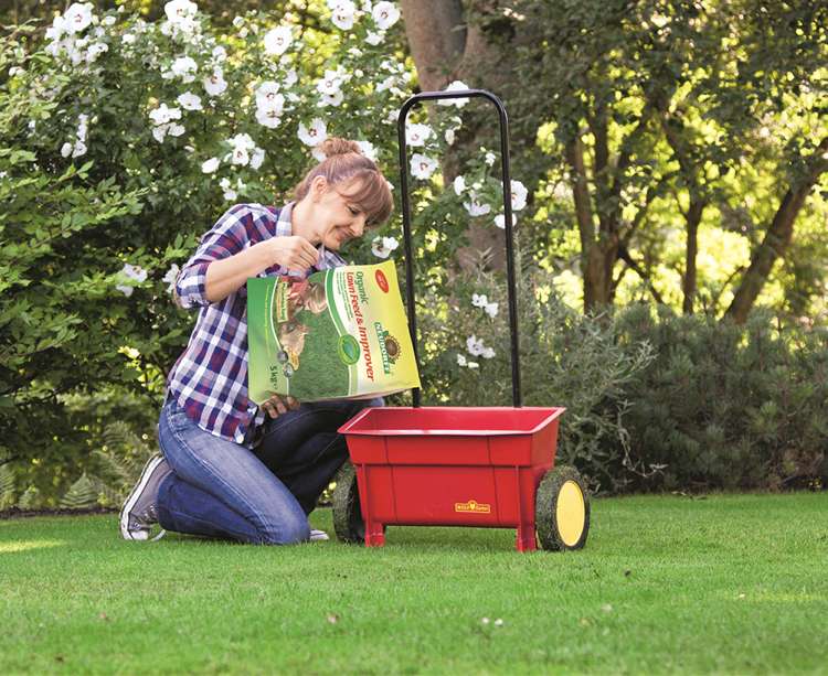 mach v trávniku, ktorý hnojí