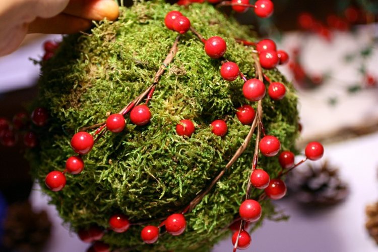 ozdobte machovú guľu v zimnom farebnom obale okolo bobúľ