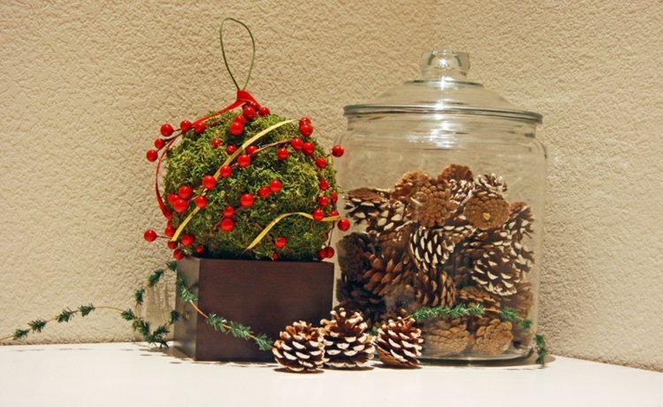 ozdoba z borovicovej šišky bonboniéra machová guľa vianočné deko