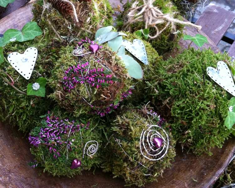 dekoratívne prvky machové gule farebné srdiečka brečtan