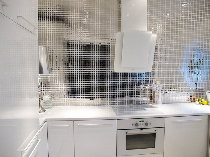 biela kuchynská linka a strieborná zadná stena kuchyne s mozaikovými dlaždicami biela-kuchynská linka-mozaika-obklady-kuchynská zadná stena-strieborná