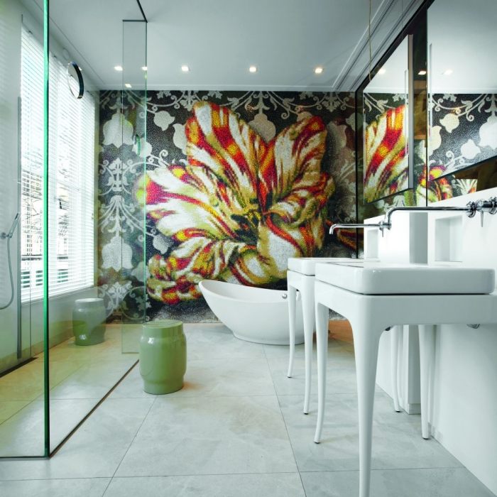 krásna tulipánová mozaika v modernej kúpeľni v Amsterdame kúpeľňa-mozaika-dlaždice-umelecké dielo-tulipán-amsterdam-byt