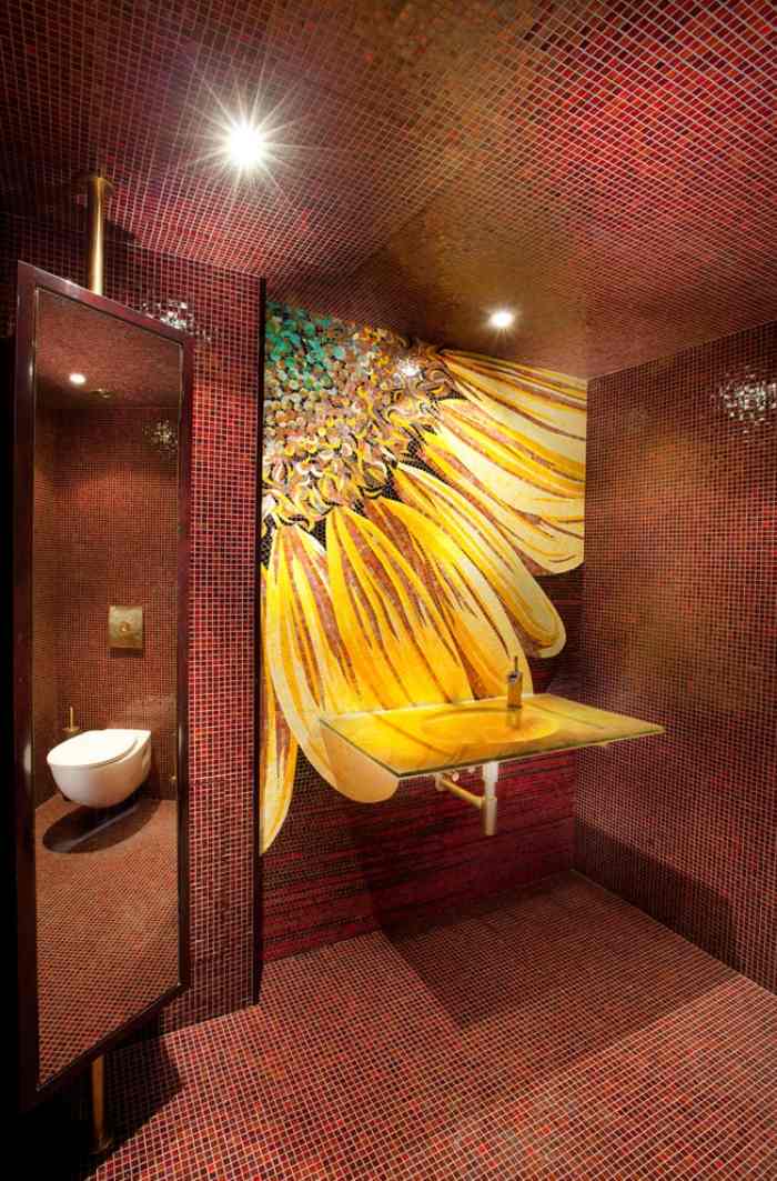 červené mozaikové dlaždice ako motív pozadia a slnečnice v kúpeľni kúpeľňa-mozaika-obklady-červená-kresba-slnečnica-drez