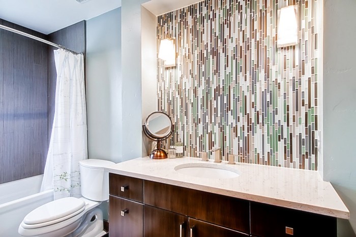 tenké zvislé obkladové pásy ako akcent v kúpeľni kúpeľňa-mozaika-dlaždice-vertikálne-pruhy-zeleno-hnedý-tón