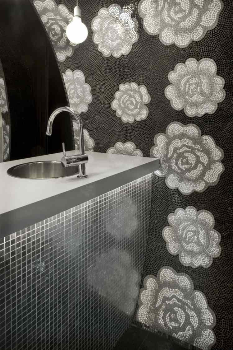 mozaika-dlaždice-kúpeľňa-kvety-ruže-čierna-biela-drez-nerezová batéria