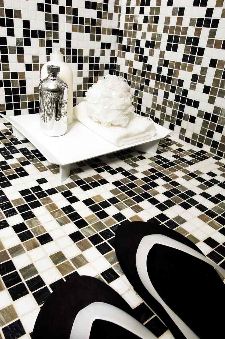 mozaika-obklad-kupelna-cierna-biela-perle-flip-flopy-deko-mydlo