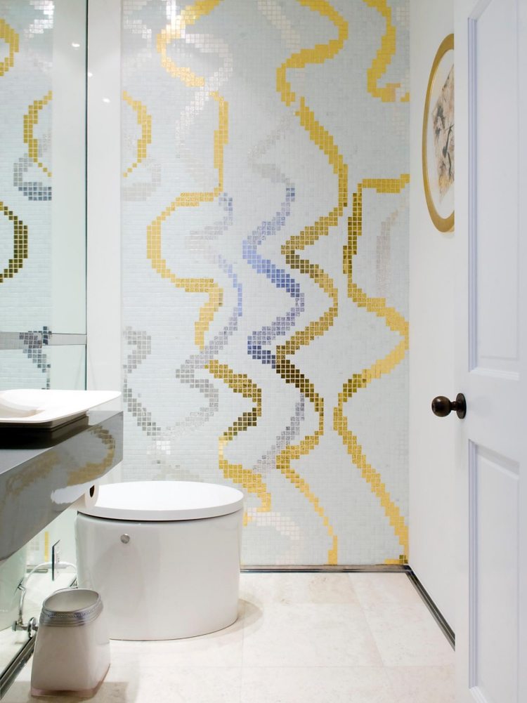 mozaika-dlažba-kúpeľňa-bielo-zlaté-vysoký-lesk-strieborný-WC-ovál