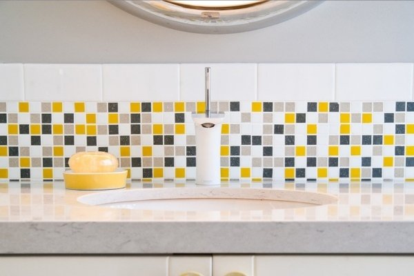 nápady na mozaikovú kúpeľňu slnečné zrkadlo so žltými dlaždicami