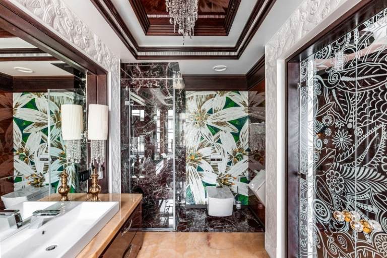 mozaika-dlaždice-kúpeľňa-luxus-márnosť-WC-kvety-luster-kvetinový vzor