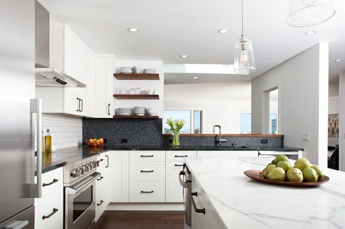 Mozaikové dlaždice v bielej kuchyni v rustikálnom štýle rustikálny-kuchynský-dizajn-50. roky