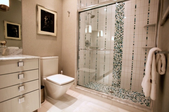 Použitie mozaikových dlaždíc na dekoráciu okrajovej steny v ráme Kúpeľňa so sprchou a WC