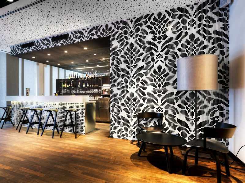 Mozaikové dlaždice-kuchyňa-obklad steny-nápady-bielo-čierna